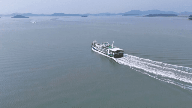 고요한 바다를 항해하는 배