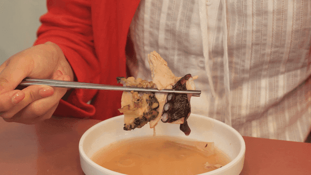 해천탕의 전복, 닭고기, 문어를 집은 젓가락