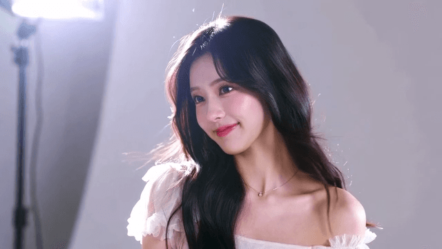 촬영장에서 미소짓는 젊은 여성