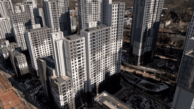 현대식 고층 아파트 건물