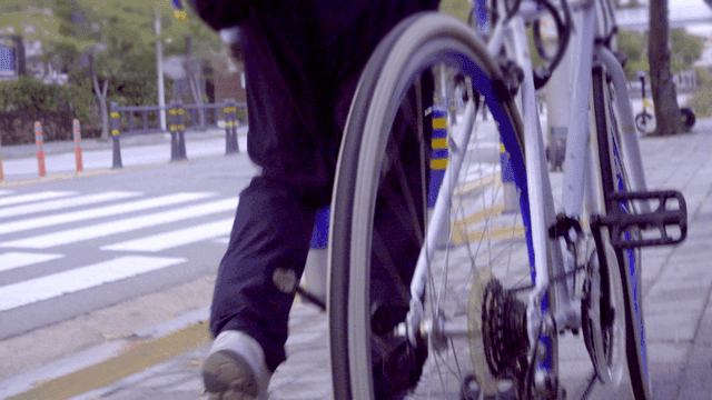 인도에서 자전거를 끌고 가는 사람