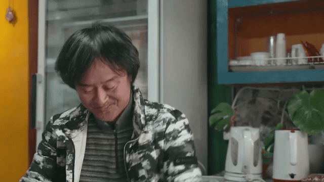 아늑한 주방에서 대화하는 남자