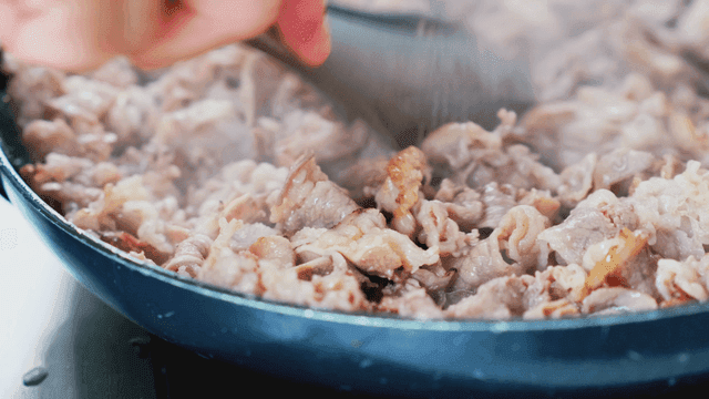 팬에서 요리되는 고기