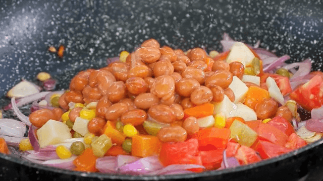 팬에 담긴 다채로운 채소와 콩