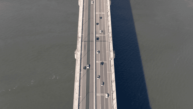 강 위의 다리를 달리는 자동차들