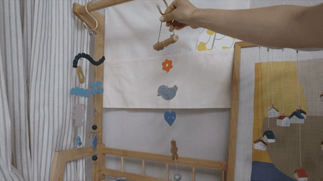 아늑한 방에 걸린 모빌