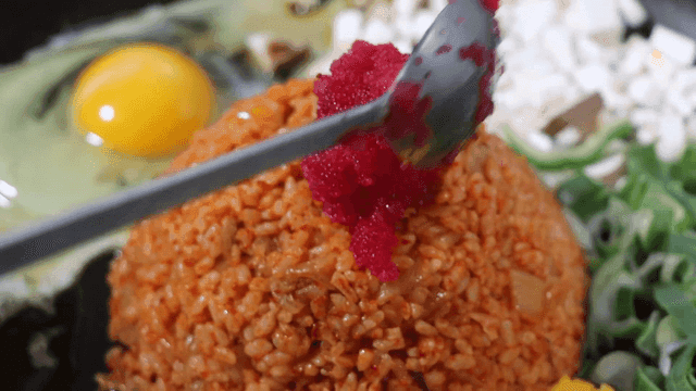 볶음밥 위에 날치알을 올리는 장면