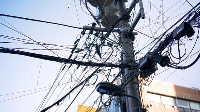 전봇대에 얽힌 전선들