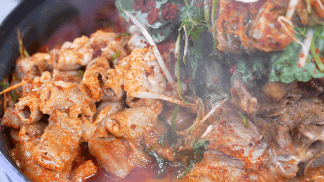 Spicy tripe and pork backbone stew with tripe and vegetables