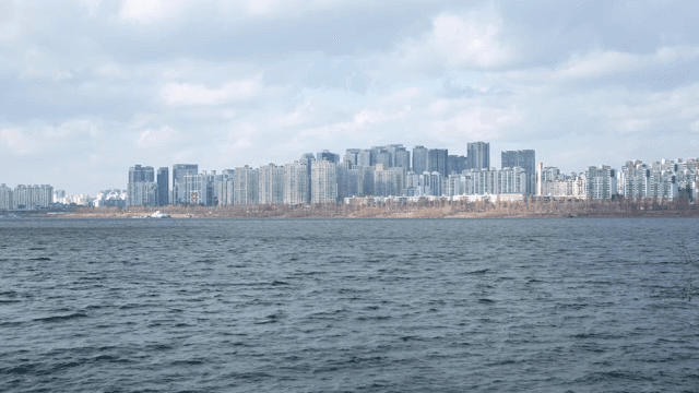 넓은 강 너머 도시 스카이라인