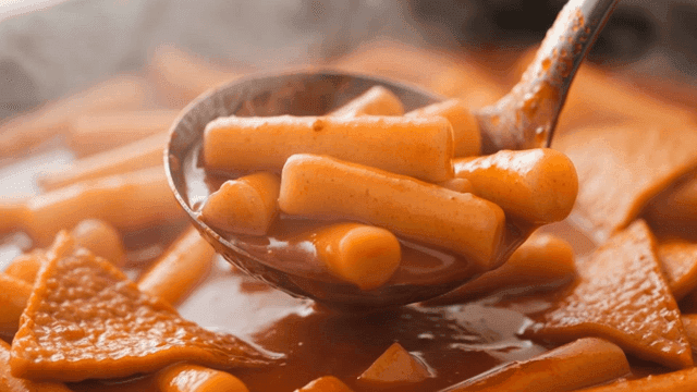 Steaming tteokbokki in a ladle