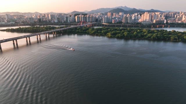 도시 배경의 고요한 강