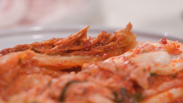 접시에 담긴 신선한 김치