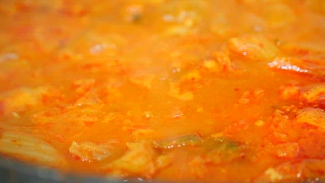 냄비에서 끓고 있는 김치찌개