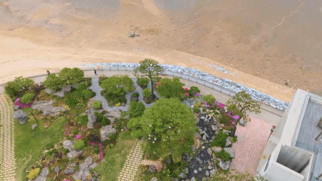 정원이 있는 해안 지역의 항공 뷰