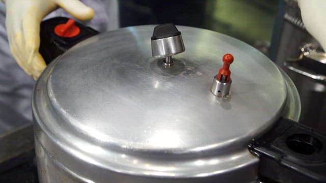 Steamed peppers and pork ribs in a pressure cooker