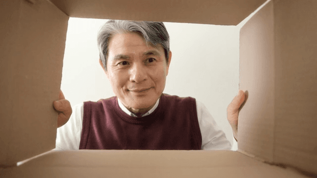 남자가 상자 안을 들여다보는 모습