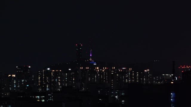 밤 도시 스카이라인 위의 불꽃놀이