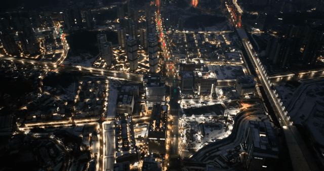 밤에 불빛이 반짝이는 번화한 도시 풍경