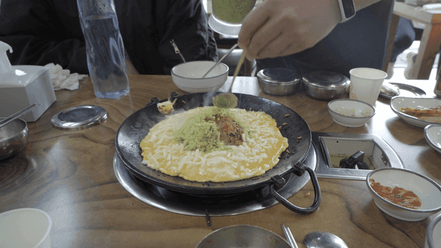 Cheese and fried rice dish on hot iron plate