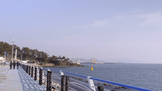 해변 산책로를 걷는 사람들