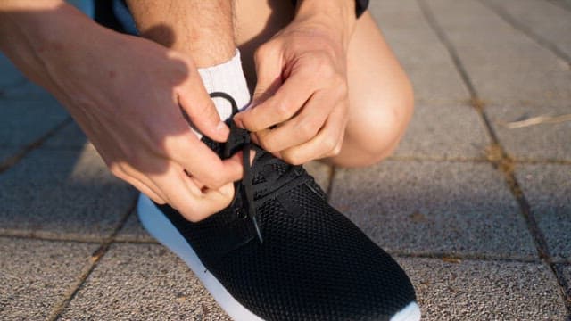 신발끈을 묶는 남성