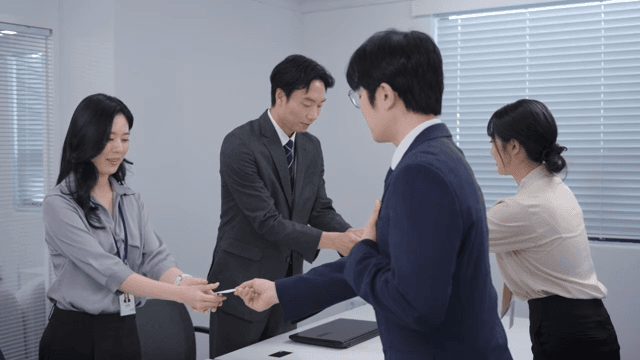 명함 교환이 있는 비즈니스 회의