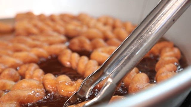 뜨거운 기름에 튀기는 꽈배기