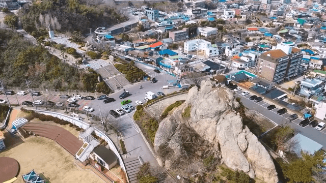 바위 언덕이 있는 번화한 마을