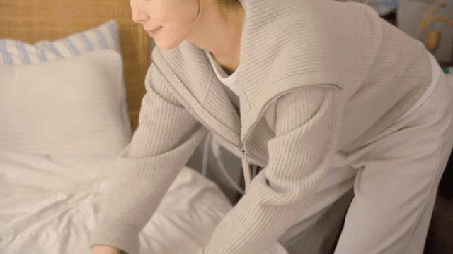 아늑한 방을 정리하는 여성