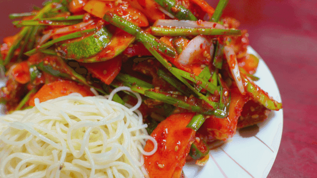 매콤한 골뱅이 무침과 소면 한 접시