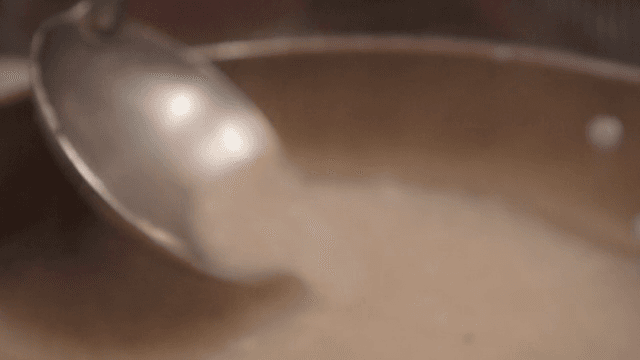 국자로 죽을 끓이는 모습