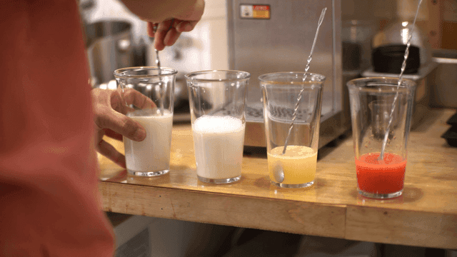 카운터에서 다양한 음료 준비