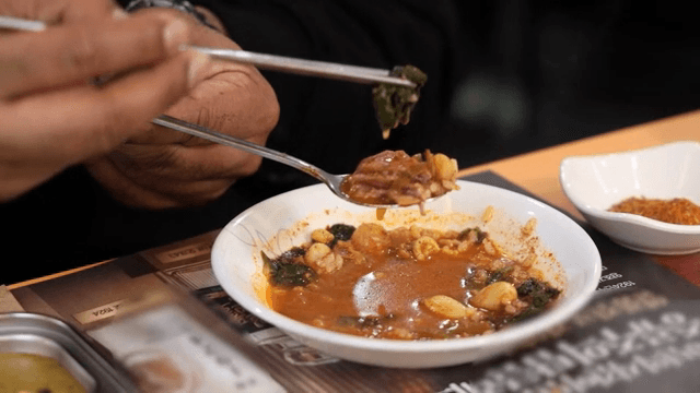 매운 양고기 전골을 즐기는 사람