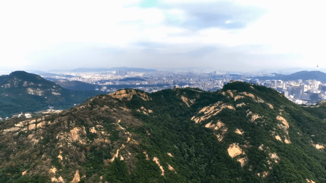 도시 스카이라인이 보이는 산맥