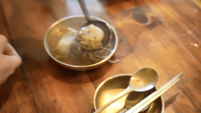 전골에서 만두를 건져내는 사람