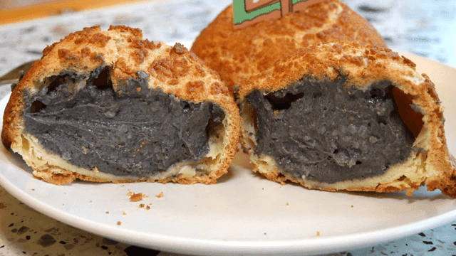 접시에 담긴 크림 가득한 빵