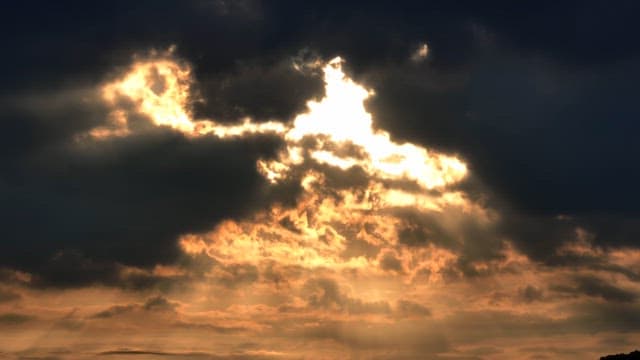 어두운 구름 사이로 비치는 햇빛