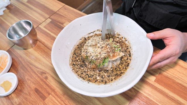 참깨 고명을 얹은 냉면 한 그릇