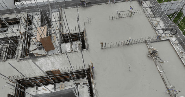 골프장 근처 건설 중인 건물