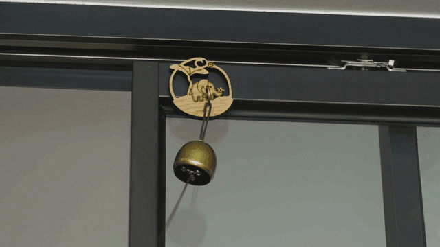 문에 걸린 장식용 종