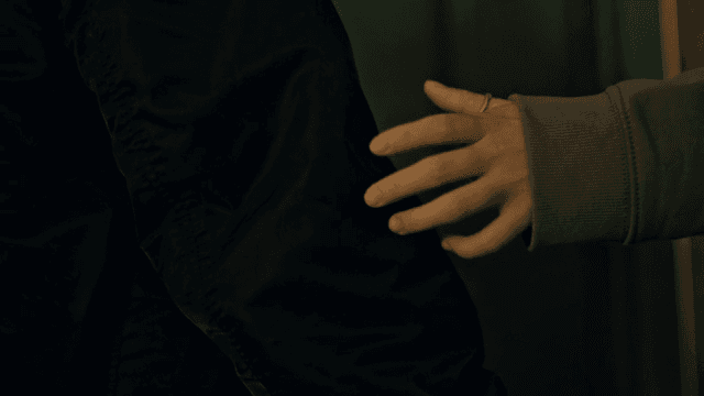 누군가의 팔을 재빠르게 채가는 손