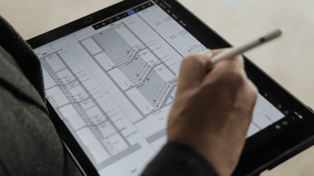 태블릿으로 도면을 확인하는 사람