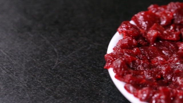 흰 접시에 담긴 신선한 뭉티기