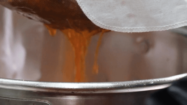 체 밑으로 떨어지는 고추기름