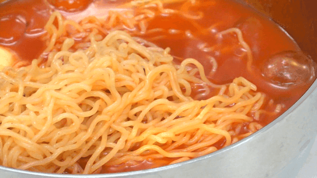 Mixing cold bibim-ramen and naengmyeon with chopsticks
