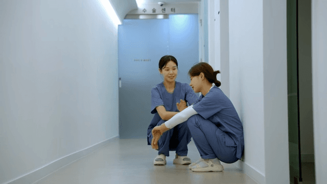 복도에서 동료를 위로하는 간호사