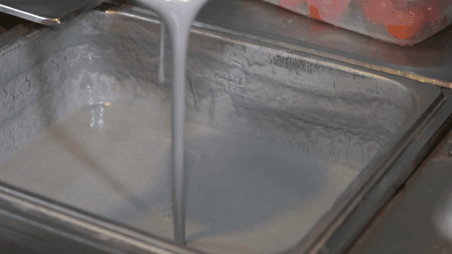 점성 있는 서리태 국물을 따르는 국자