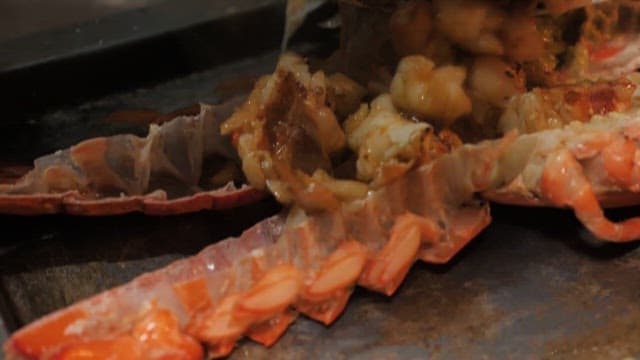 뜨거운 그릴 위에서 준비된 신선한 랍스터