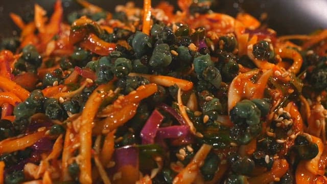 신선하게 차려진 매운 다슬기 무침